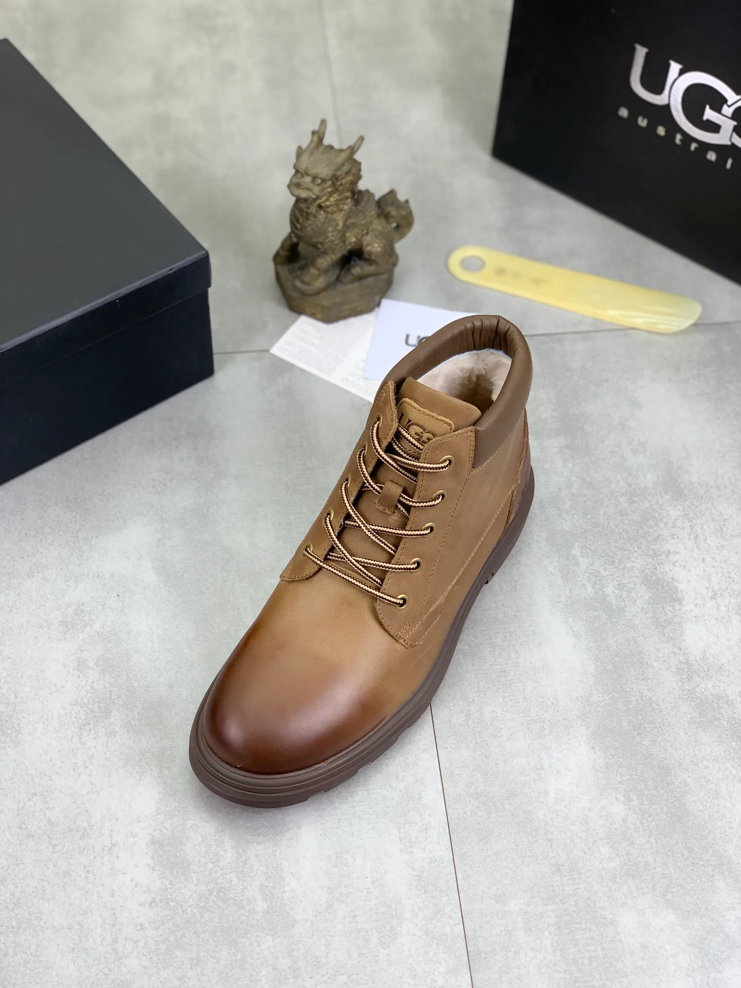 Factory price P640 💶[UGG] (full wool lining) Top-end high-quality fur integrated warm snow boots from Australia's warm luxury men's shoes brand, UGG-5877 official website synchronized, made of imported cowhide, carefully sewn...Imported rubber outsole (comfortable, soft, wear-resistant) The quality is really great...Exquisite workmanship, you can't put it down at first sight, code number: 39-44 Color: 3️⃣colors available